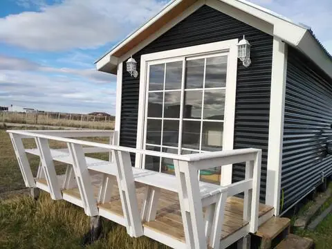 Exterior y terraza panorámica de madera de Cabaña Magia bajo el cielo patagónico en Puerto Natales